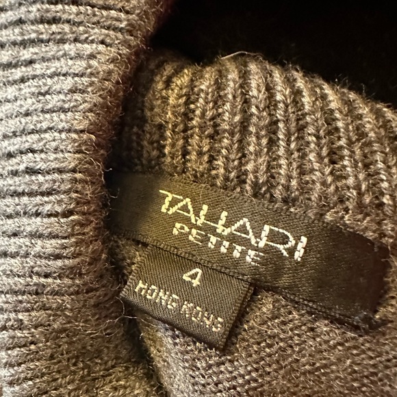 TAHARI Gray Sleeveless Turtleneck Sweater - Picture 2 of 2
